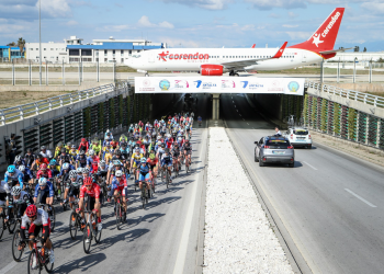 Bisikletçiler Corendon uçağının altından geçtiler