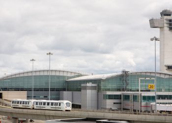 En işlek havalimanında Covid-19 paniği