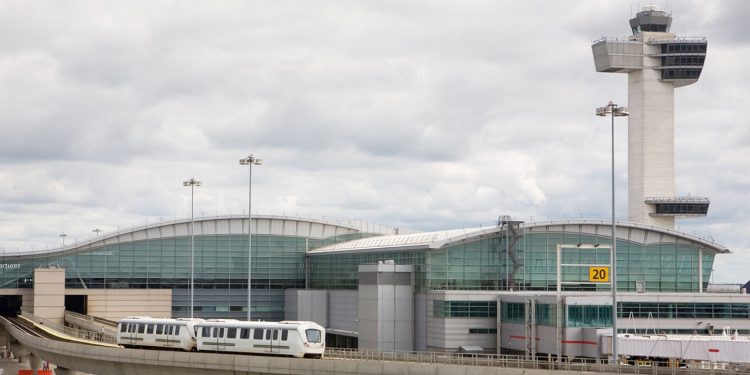 En işlek havalimanında Covid-19 paniği