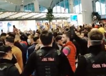 Cezayirli yolcular İstanbul Havalimanı’nda eylem yaptı