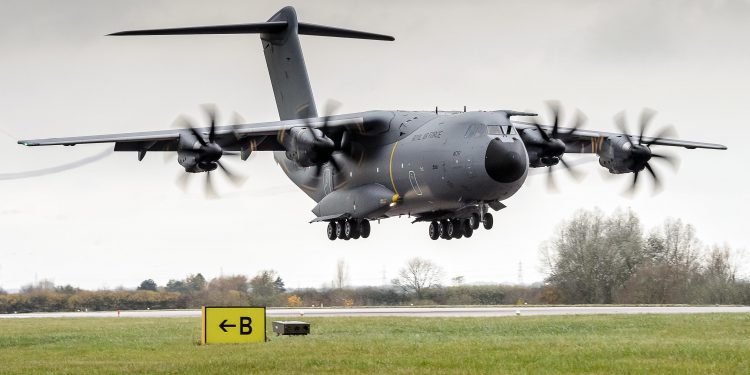 İngiltere koruyucu malzeme için uçak gönderdi