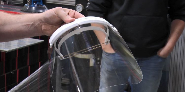 Boeing, COVID-19 ile mücadele için yüz siperliği üretti