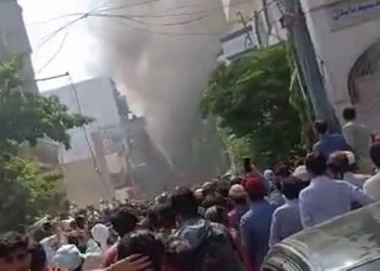 Pakistan’da yolcu uçağı evlerin üstüne düştü