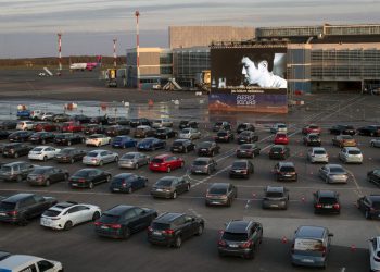 Havalimanı apronu açık hava sineması oldu