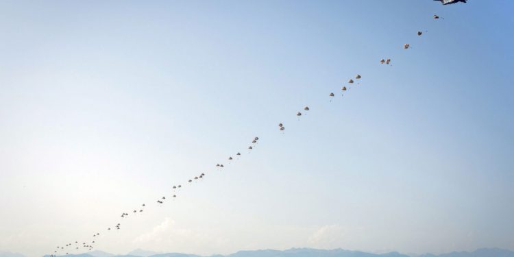 A400M’e eşzamanlı paraşütçü dağıtım sertifikası