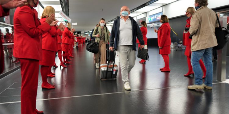 İlk uçuştaki yolcular ayakta alkışlandı