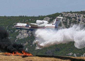 Bakan Pakdemirli yangın uçağına pilotluk yaptı