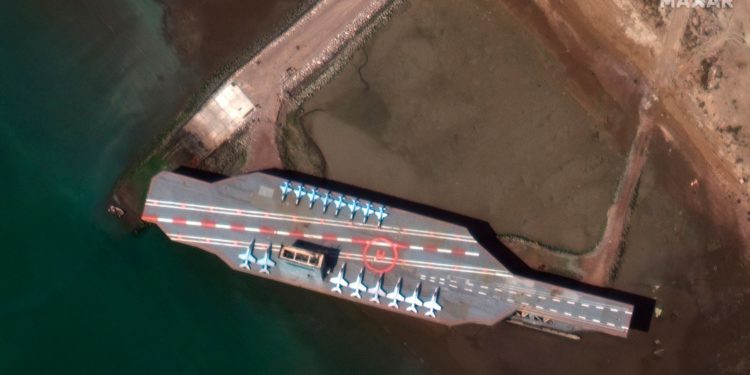 İran’dan ABD uçak gemisine benzeyen makete füze