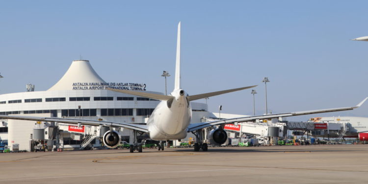 Antalya Havalimanı’na saatte 45 uçak inip kalkıyor