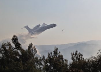 İzmir’deki yangına 2 uçak ve 13 helikopterle müdahale ediliyor