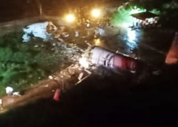 Hindistan’da yolcu uçağı inişte çakıldı: 17 ölü