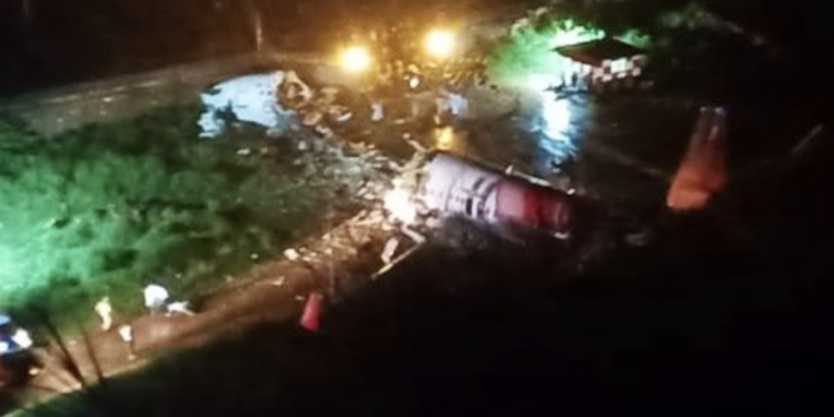 Hindistan’da yolcu uçağı inişte çakıldı: 17 ölü