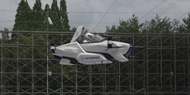 Japonya’da ”uçan araba” projesinde yolculu deneme uçuşu