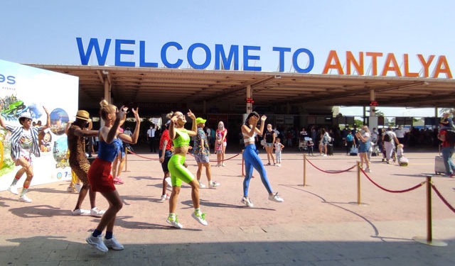 Antalya’ya iki günde yaklaşık 40 bin Rus turist geldi