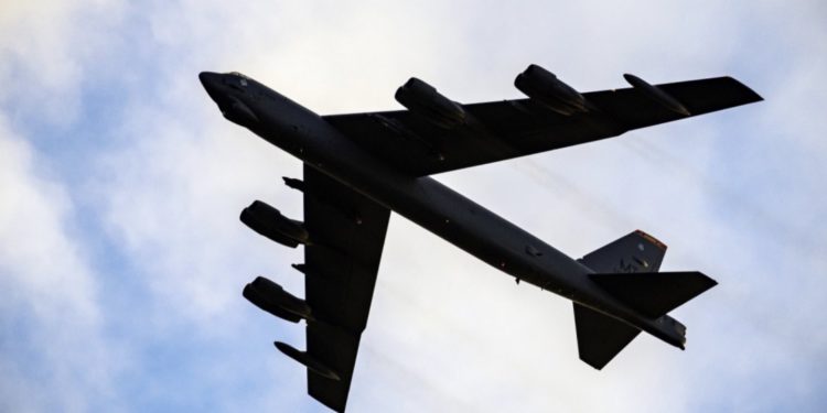ABD bombardıman uçakları Avrupa semalarında