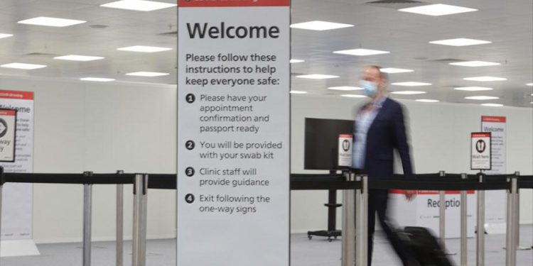 İngiltere karantina yerine havalimanında “hızlı test” yapacak