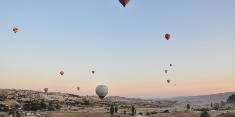 Balonlar Kapadokya’da 3 günde bin 500 kişiyi uçurdu
