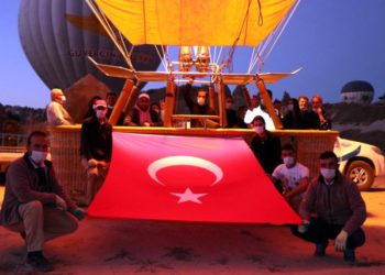 Kapadokya’da balonlar Zafer Bayramı için havalandı