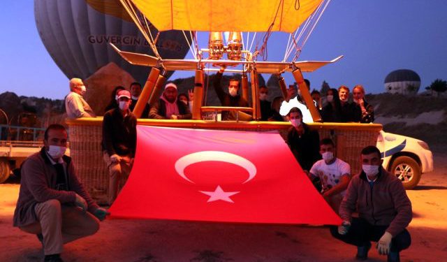 Kapadokya’da balonlar Zafer Bayramı için havalandı