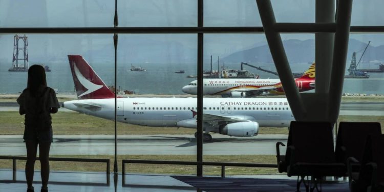 11 yolcunun testleri pozitif çıktı, uçuşlar durdu