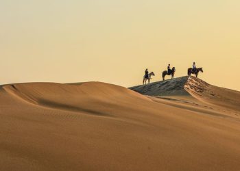 Patara’nın kum tepeleri turistlere çöl deneyimi yaşatıyor