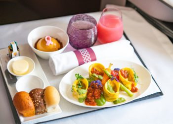 Qatar Airways ilk tam vegan menüsünü tanıttı