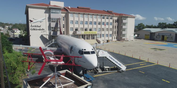 Okul bahçesindeki Boeing 747’ye simülatör eklendi