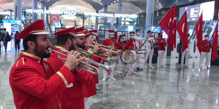 Havalimanlarında Cumhuriyet Bayramı coşkusu yaşanıyor