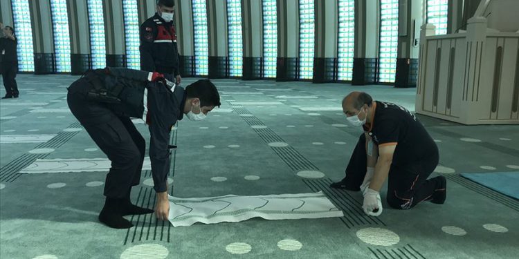 İstanbul Havalimanı Camisi’nde koronavirüs denetimi