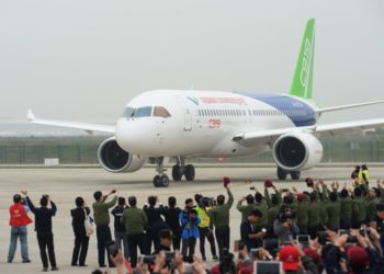 Çinli yolcu uçağı C919 ilk şovunu yaptı