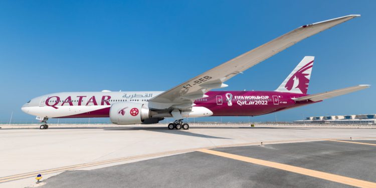 “Dünya Kupası” boyamalı Boeing 777 görücüye çıktı