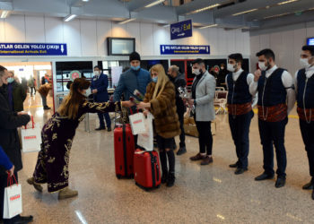 Ukraynalı turistler davul zurna ile karşılandı