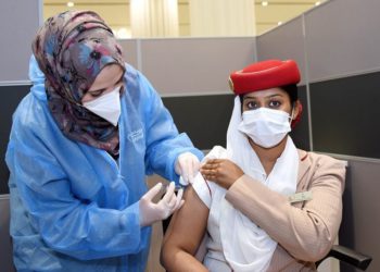 Emirates çalışanları aşı olmaya başladı