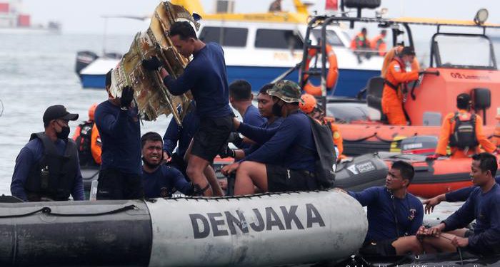Endonezya’da denize düşen yolcu uçağının kara kutusunun yeri tespit edildi