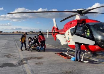 Kar yolu kapattı, ambulans helikopter ulaştı