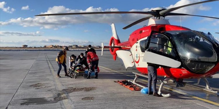 Kar yolu kapattı, ambulans helikopter ulaştı