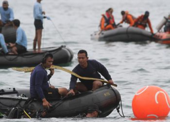 Yolcu uçağının düştüğü bölgede arama çalışmaları sürüyor