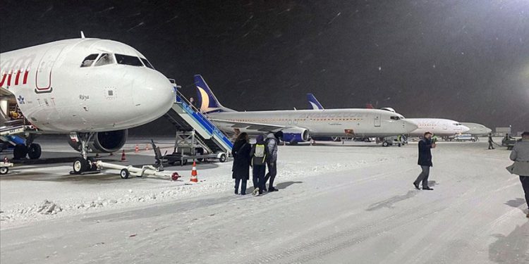 Zorlu hava şartlarına rağmen havalimanı pisti ulaşıma hazır tutuluyor