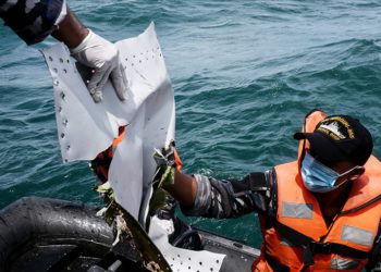 Endonezya’da düşen yolcu uçağı enkazını arama çalışmaları sürüyor