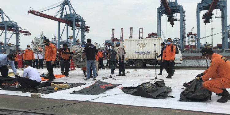 Endonezya’da düşen uçağın parçaları incelemede
