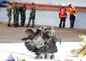 Endonezya’da düşen uçağın parçaları incelemede