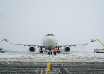 İstanbul Havalimanı’nda kar temizleme çalışmaları sürüyor