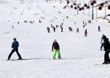 Kayak pistleri tatilcilerle doldu