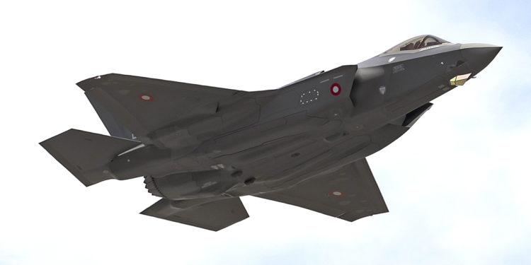 Danimarka’nın ilk F-35’i gökyüzü ile buluştu