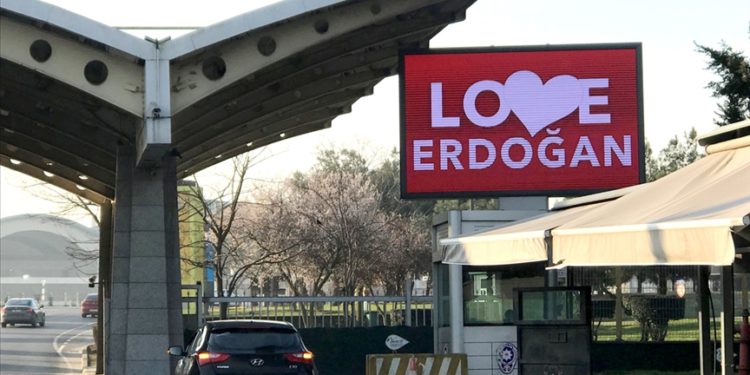 Sabiha Gökçen’de LED ekrana ‘Love Erdoğan’ görseli yansıtıldı