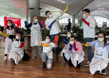 Down Sendromlu gençler İGA Lounge’ta şeflerle kurabiye yaptı