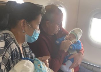 AKP Milletvekili Şeker’den, uçakta rahatsızlanan bebeğe hayati dokunuş