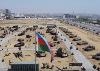 Azerbaycan Karabağ’da ele geçirdiği silahları müzede sergiliyor