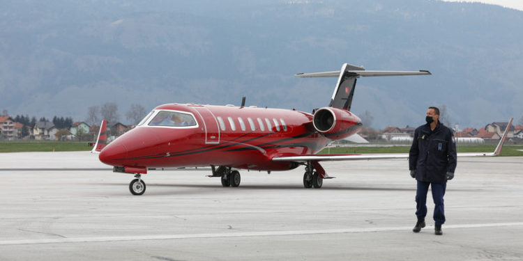 Kovid-19 aşısını Bosna Hersek’e ambulans uçak taşıdı