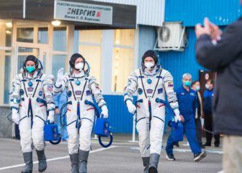 2 kozmonot ve bir astronot 6 ay sonra dünyaya döndü